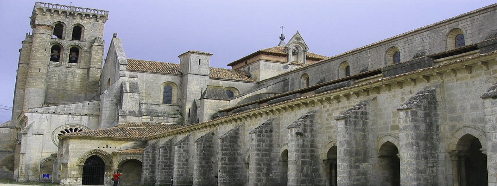 <p>Naci&oacute;&nbsp;<strong>Bernardino de Obreg&oacute;n&nbsp;</strong>el martes&nbsp;<strong>20 de mayo de 1540&nbsp;</strong>en las&nbsp;<strong>Huelgas de Burgos</strong>, de padres de noble y antiguo linaje. Educado con esmero, como correspond&iacute;a a su prosapia, queda, de muy ni&ntilde;o, hu&eacute;rfano, por lo que pasa a vivir con un t&iacute;o suyo, Chantre de Sig&uuml;enza.</p>
